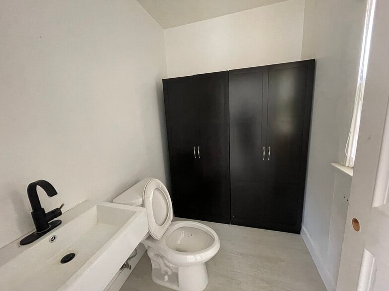More Photos Of 818 N La Cienega Blvd, Los Angeles Office For Lease