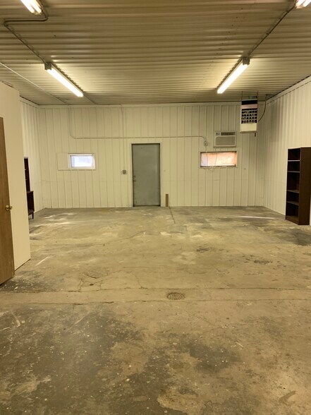 More Photos Of 114 Stevens Dr, Iowa City Flex For Lease