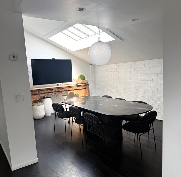 More Photos Of 1112 N Beachwood Dr, Los Angeles Office For Lease
