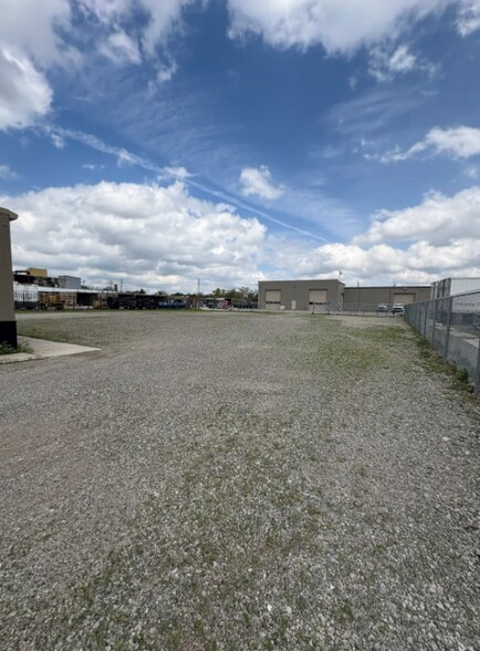 More Photos Of 987 S Mill St, Plymouth Office For Lease