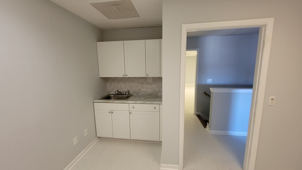 More Photos Of 14 Park Dr, Franklin Warehouse For Lease