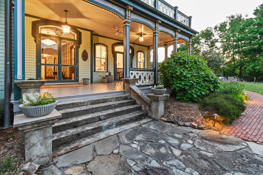 More Photos Of 204 Lawson St, Hot Springs Hotel For Sale