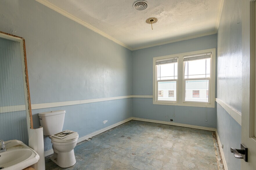 More Photos Of 906 Marin St, Vallejo Storefront Retail Residential For Sale