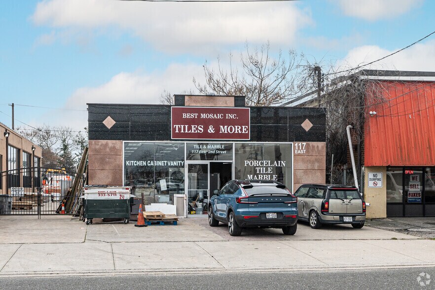 More Photos Of 117 E 2nd St, Mineola Warehouse For Lease