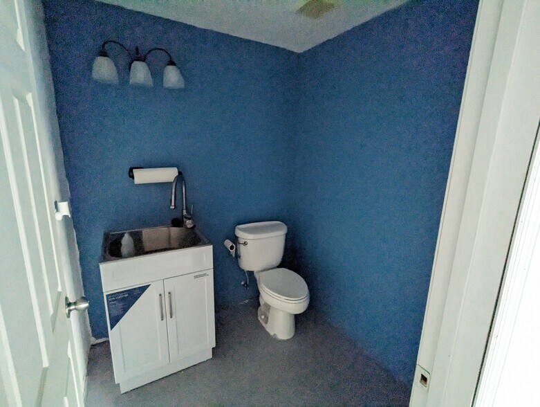 More Photos Of 845 Pop Tilton Pl, Jensen Beach Warehouse For Lease