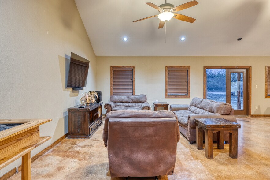 More Photos Of 16 Mountain Laurel Ln, Concan Hospitality For Sale