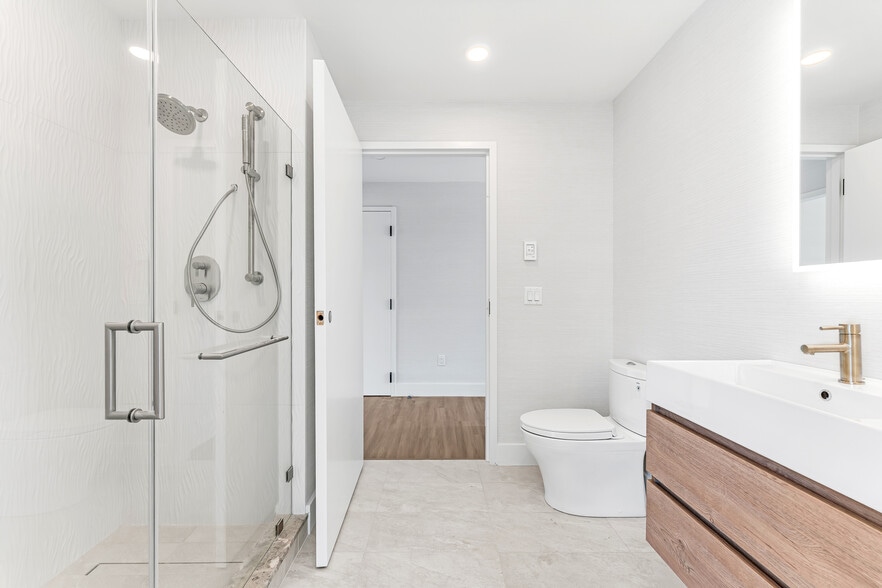 More Photos Of 32 Broadway Ave, Mystic Hotel For Sale