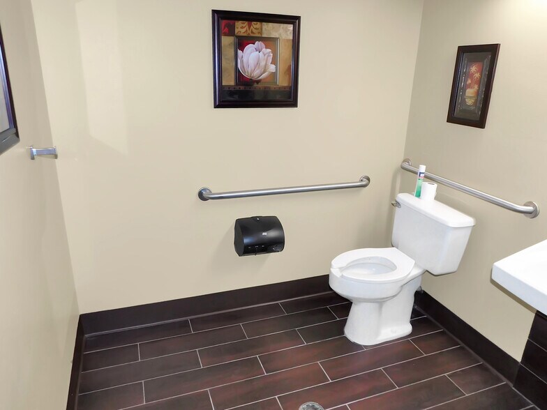 More Photos Of 769 N Blackhawk Blvd, Rockton Office For Lease