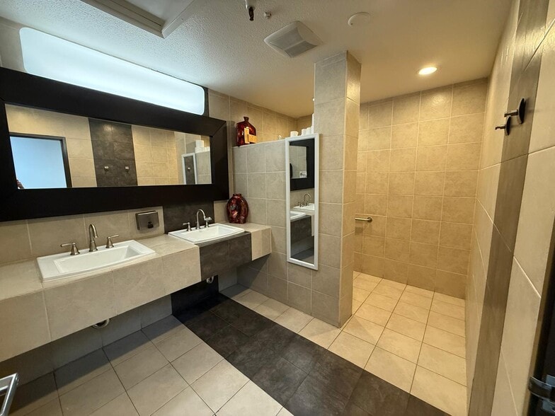 More Photos Of 7901 Vickers St, San Diego Medical For Lease