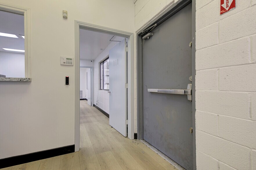 More Photos Of 18417 Bryant St, Northridge Service For Sale