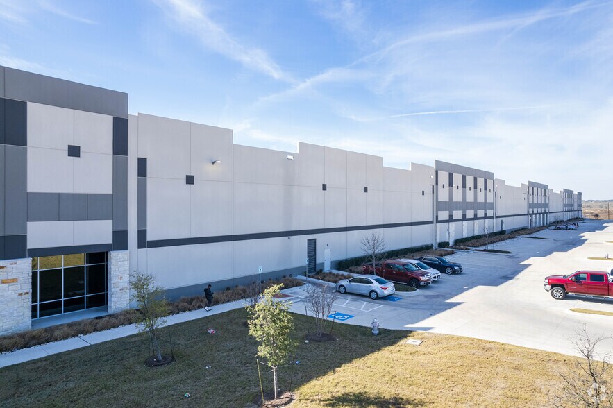 More Photos Of 1980 Kohlers Crossing, Kyle Warehouse For Lease