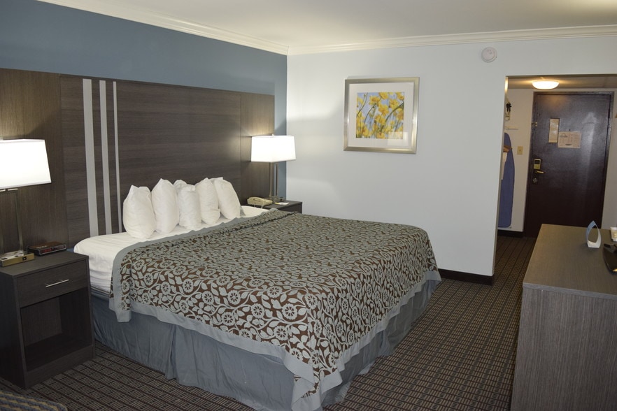 More Photos Of 2105 1st Ave, Rock Falls Hotel For Sale