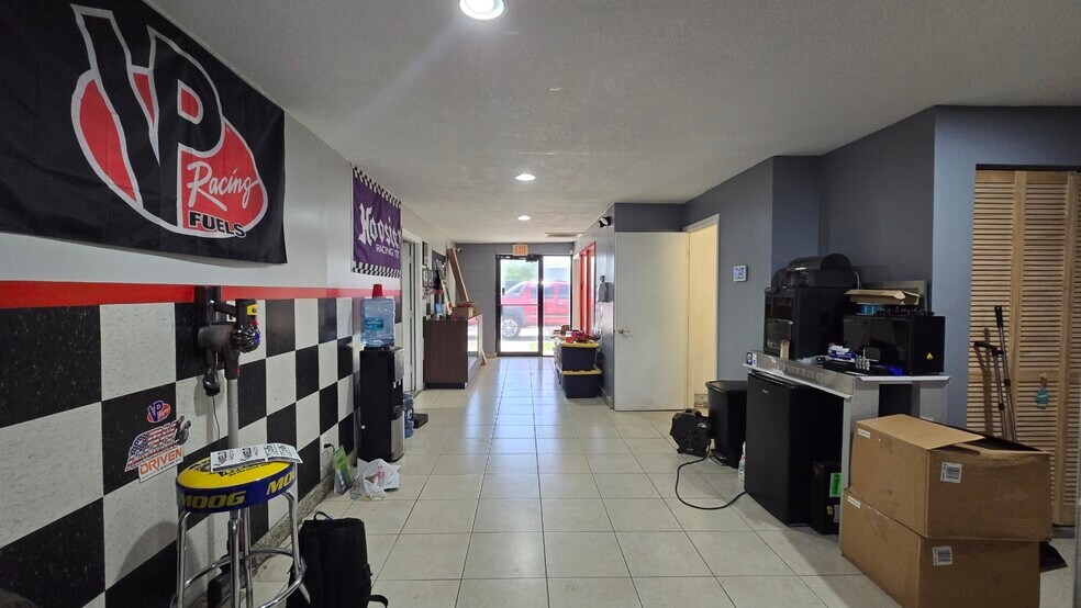 More Photos Of 10780 47th St N, Clearwater Warehouse For Lease