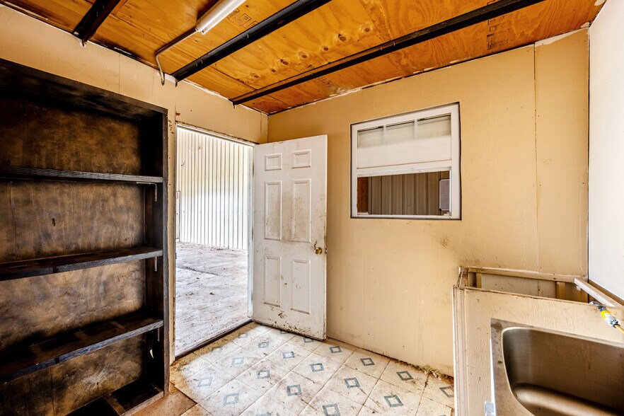More Photos Of 403 Linwood Plz, Lindsay Warehouse For Sale