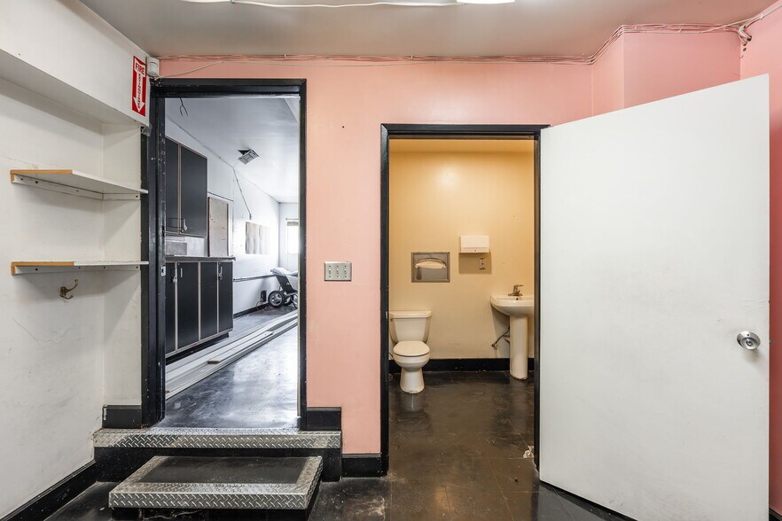 More Photos Of 723-727 N Fairfax Ave, Los Angeles General Retail For Lease