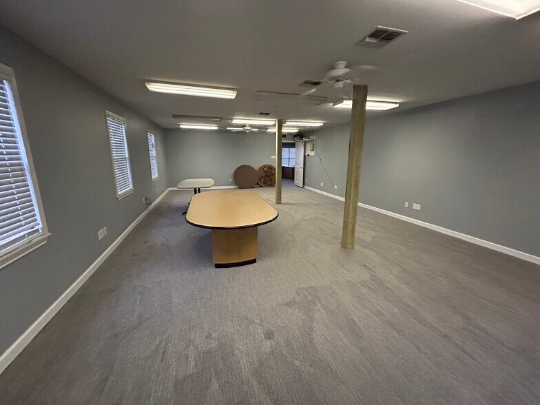 More Photos Of 2003 E US Highway 84, Palestine Office For Sale