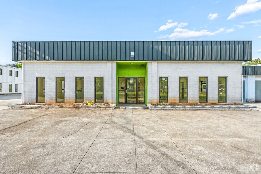 More Photos Of 1445 Cleveland Ave, East Point Showroom For Sale