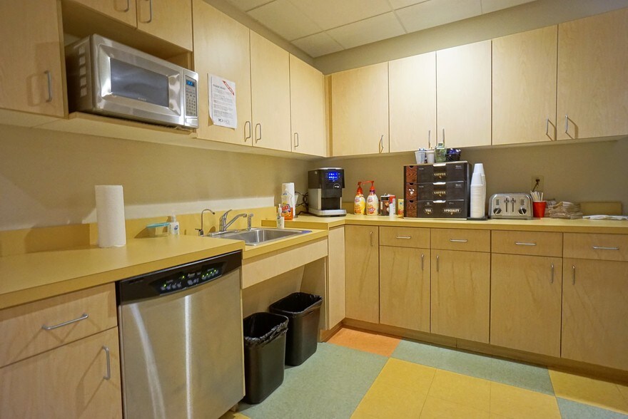 More Photos Of 6 Trafalgar Sq, Nashua Office For Lease