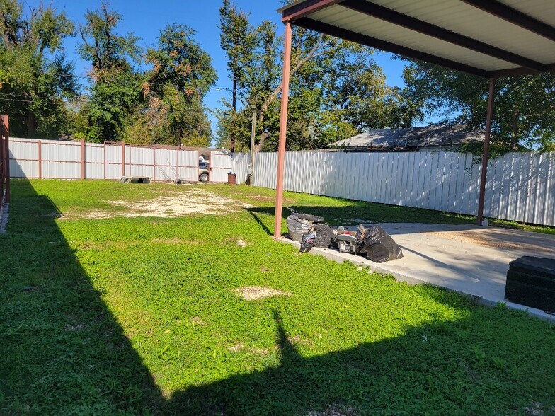 More Photos Of 8012 Munn St, Houston Land For Lease