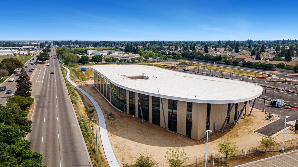 More Photos Of 700 W Herndon Ave, Clovis Unknown For Lease