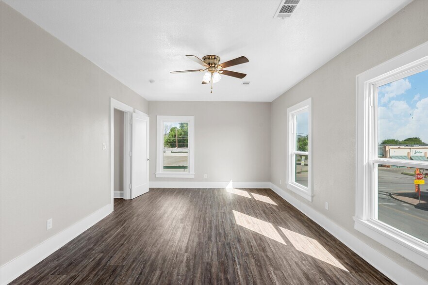 More Photos Of 1314 N 15th St, Waco General Retail For Sale
