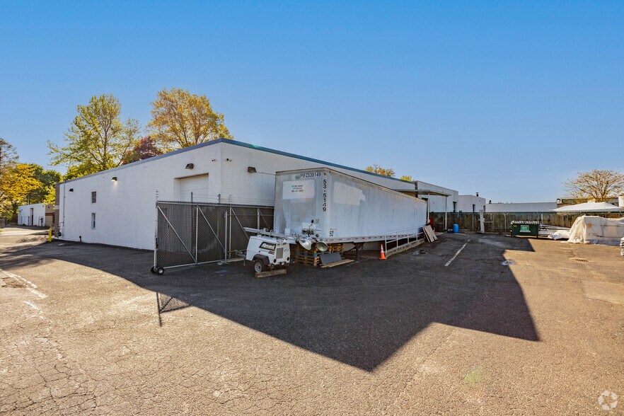 More Photos Of 72 Otis St, West Babylon Light Manufacturing For Lease