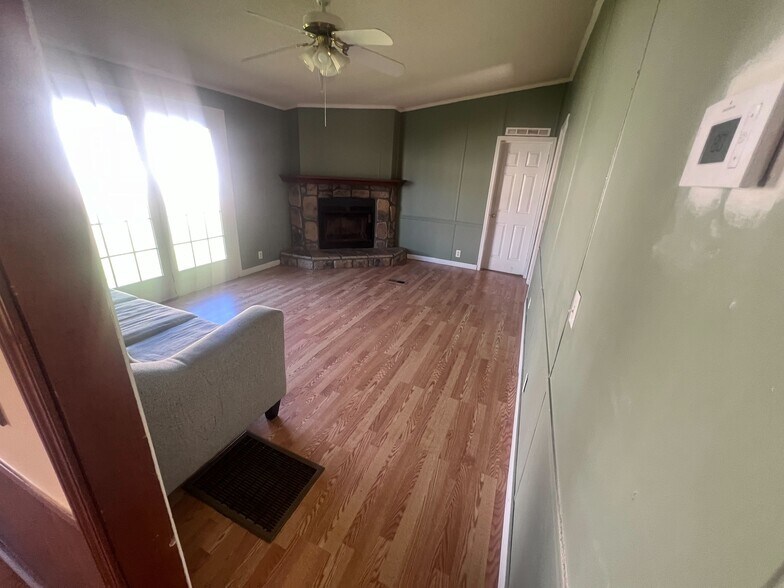 More Photos Of 530 Sims St, Maysville Flex For Lease