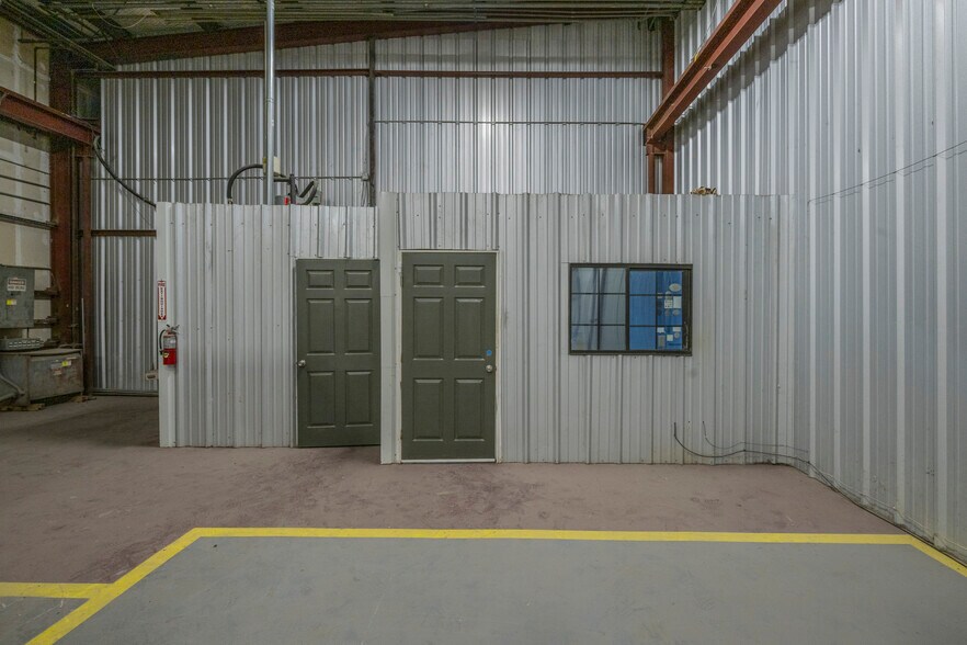 More Photos Of 2833 Roosevelt Ave, San Antonio Warehouse For Lease