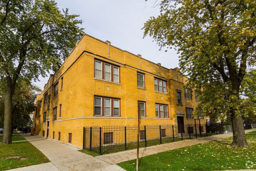 Primary Photo Of 3752 W Huron St, Chicago Apartments For Sale