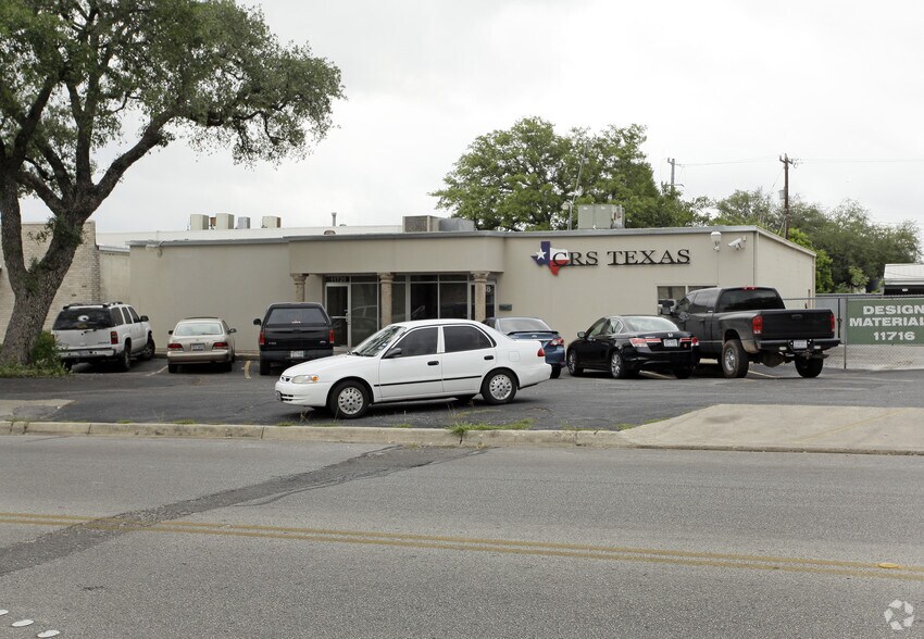 More Photos Of 11720 Warfield St, San Antonio Light Manufacturing For Lease