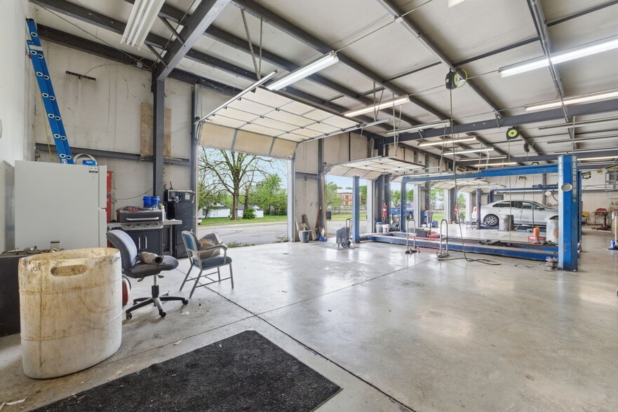 More Photos Of 1525 E Florida St, Springfield Auto Repair For Sale