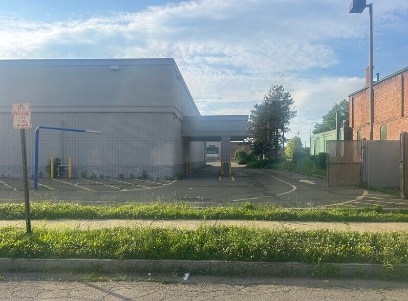 More Photos Of 119 W 2nd St, Elmira Drugstore For Sale