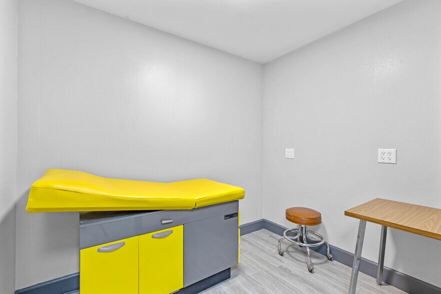 More Photos Of 901 N Grove St, Eustis Office For Sale