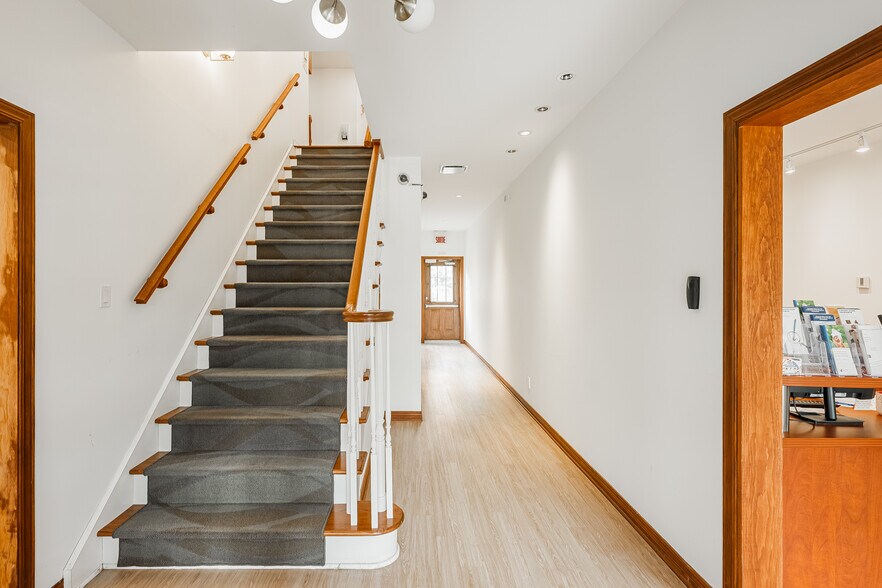 More Photos Of 675 Boul Samson, Laval Office For Sale