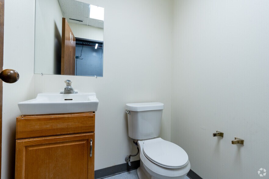 More Photos Of 1510 Randolph St, Carrollton Light Manufacturing For Lease