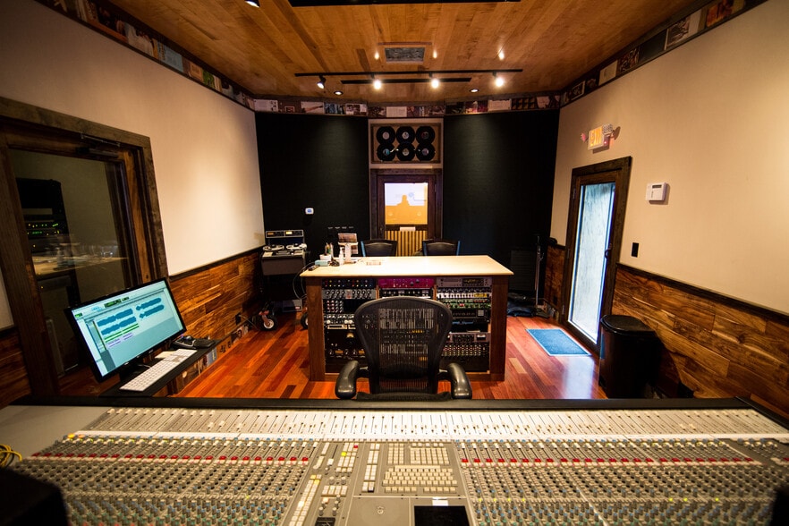 More Photos Of 114-116 17th Ave S, Nashville Office For Sale