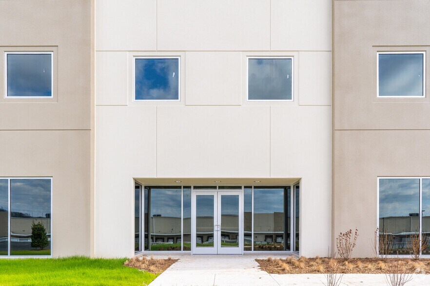 More Photos Of 3905 Commerce Center Blvd, Bethlehem Warehouse For Lease