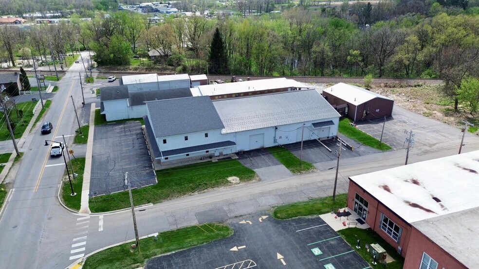 More Photos Of 450 Campbell St, Valparaiso Service For Lease