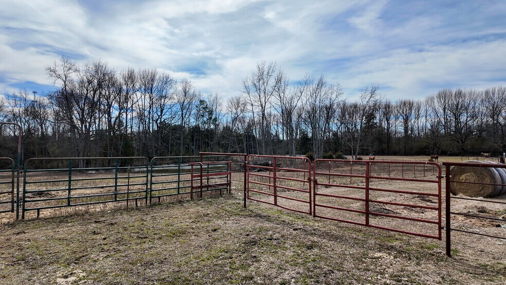More Photos Of 99 Stacks Dr, Damascus Horse Stables For Sale