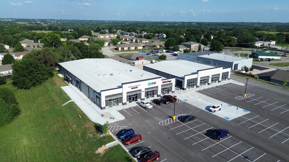 More Photos Of 14901-14903 US 169, Smithville General Retail For Lease