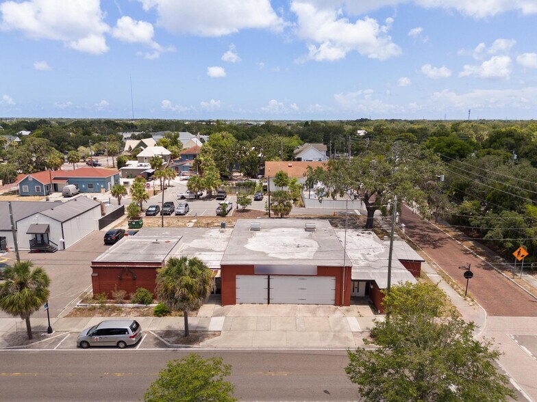 Primary Photo Of 325 E Lemon St, Tarpon Springs Warehouse For Sale