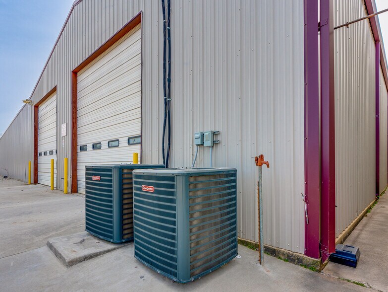 More Photos Of 122 N Hickory, Roff Flex For Sale