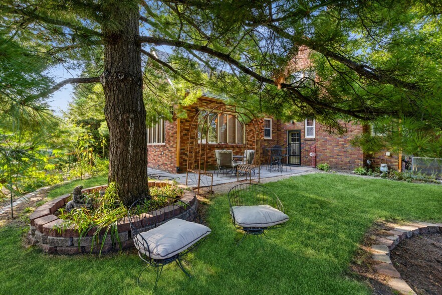 More Photos Of 324 1st St, Des Moines General Retail For Sale