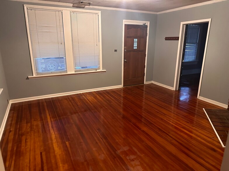 More Photos Of 404 S Greenwood St, Lagrange Light Distribution For Lease