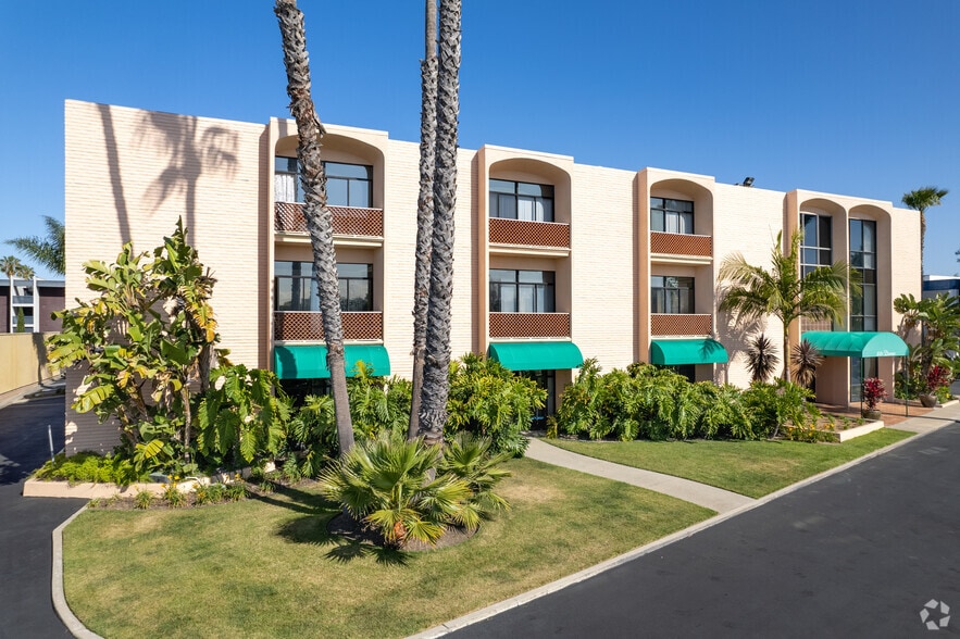 More Photos Of 881 Dover Dr, Newport Beach Medical For Lease