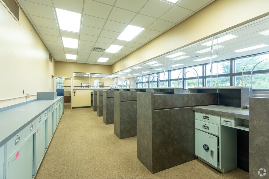 More Photos Of 27637 Grand River Ave, Livonia Bank For Sale
