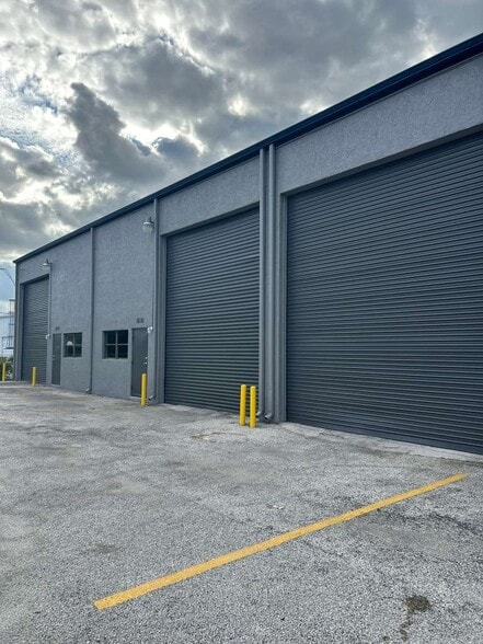 More Photos Of 1624 SE Village Green Dr, Port Saint Lucie Warehouse For Lease