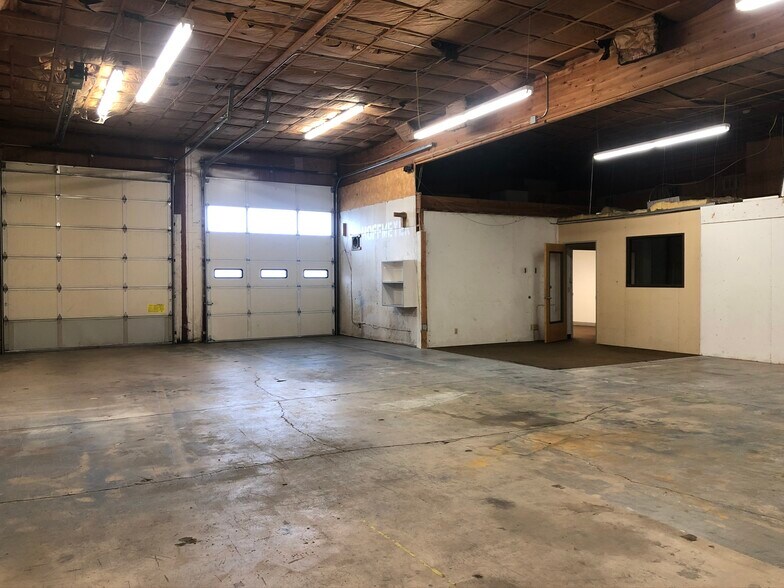 More Photos Of 975 Conger St, Eugene Light Distribution For Lease