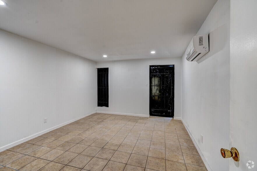 More Photos Of 7999 Hansen Rd, Houston Unknown For Lease