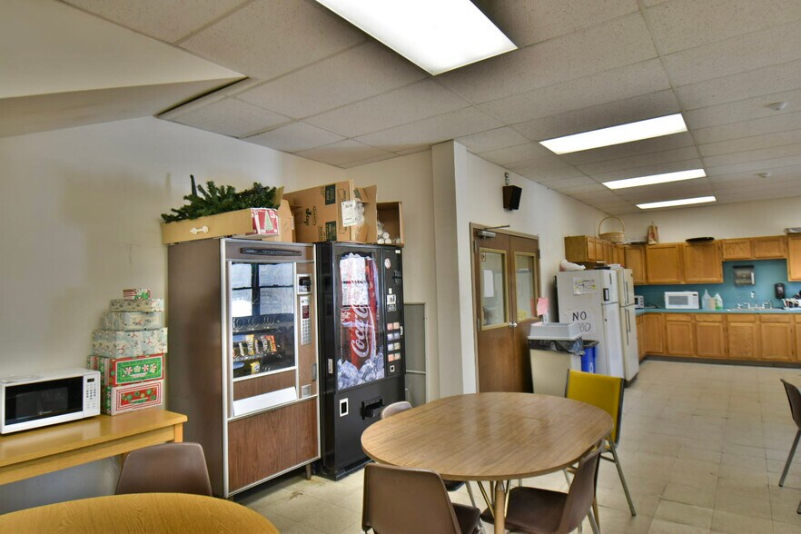 More Photos Of 123 Oak Hill Rd, Westford Research And Development For Lease